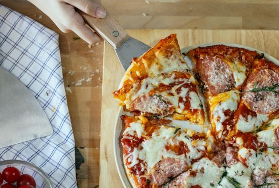 Easy-Grilled-Peach-and-Prosciutto-Pizza-Recipe